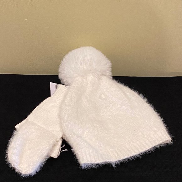 SOLD - Snowflake White Beanie Cap & Mittens NWT - Picture 2 of 3